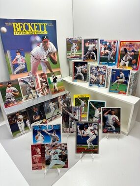 Greg Maddux lot of 22 (Cubs, Braves) w/ vintage Beckett March 1995 magazine